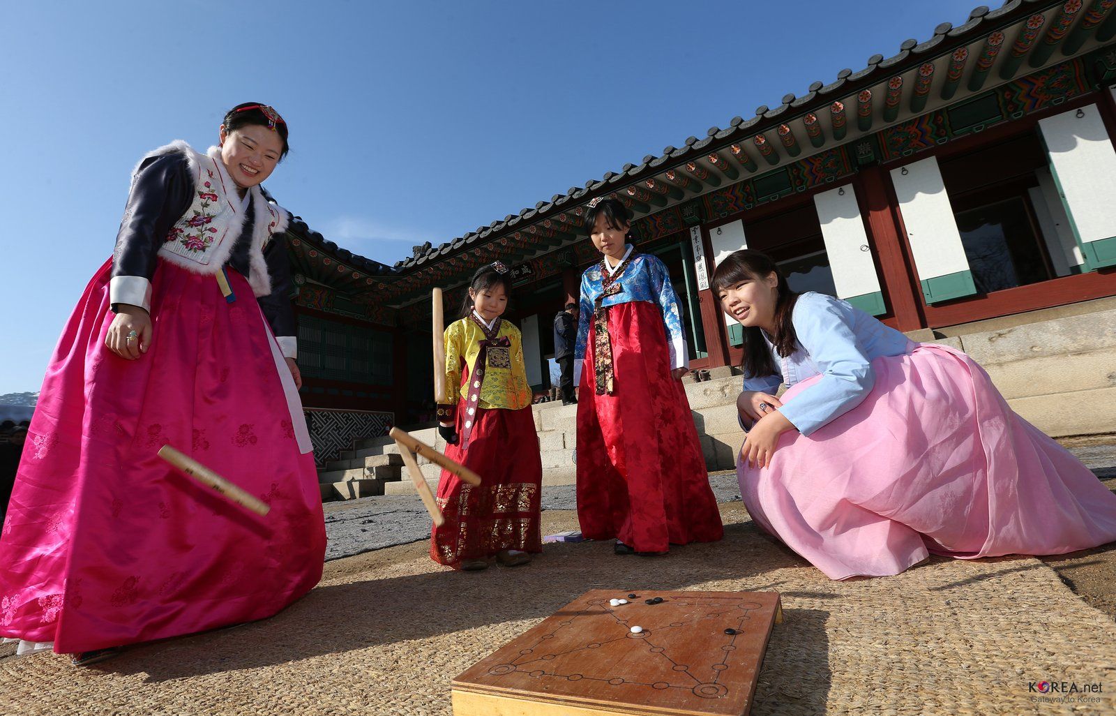 Gia đình Hàn Quốc mặc hanbok chơi trò dân gian trong ngày Tết Seollal
