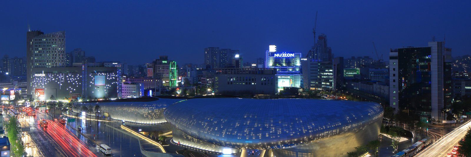 Dongdaemun Design Plaza sáng đèn uốn lượn trong đêm Seoul