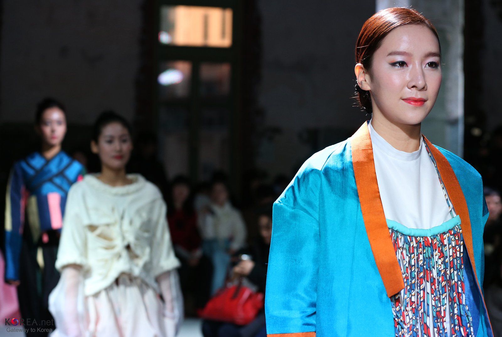 Người mẫu trình diễn hanbok cách tân trên sàn diễn thời trang
