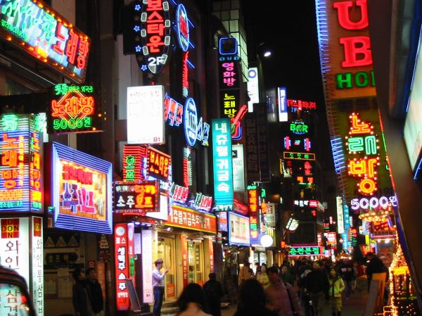 Phố đêm Seoul rực rỡ ánh đèn