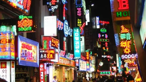 Phố đêm Seoul rực rỡ ánh đèn