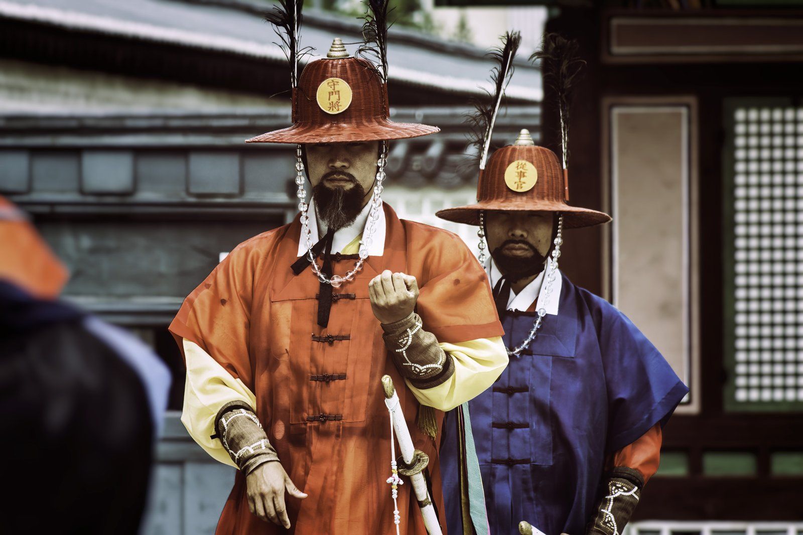 Hai cấm vệ quân mặc quân phục thời Joseon trong lễ đổi gác tại Gyeongbokgung