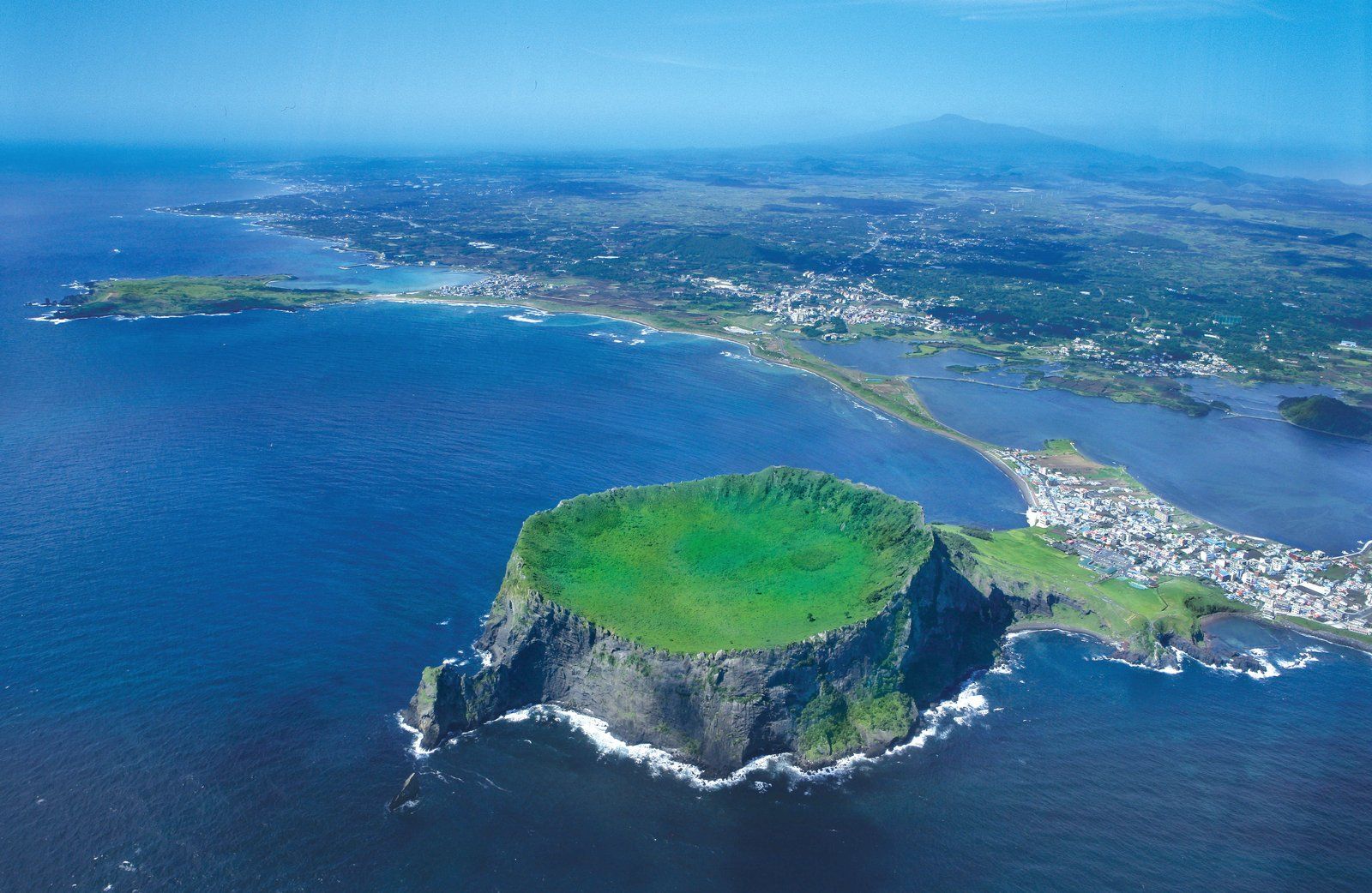 Miệng núi lửa Seongsan Ilchulbong nhìn từ trên cao, nhô lên sát mép biển Jeju