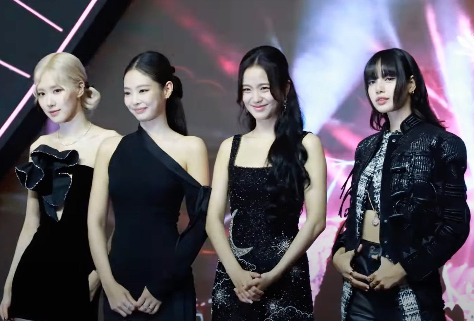 Bốn thành viên BLACKPINK tạo dáng trên thảm hồng