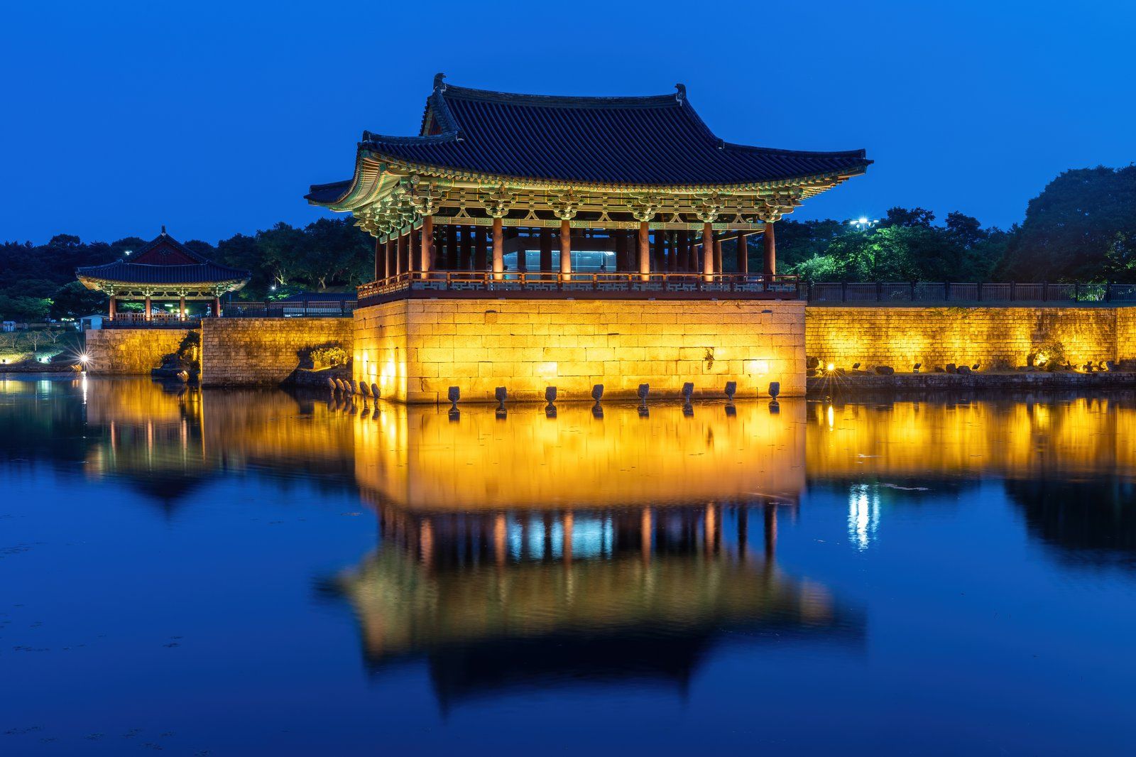 Ao Wolji và cung Donggung soi bóng nước ở Gyeongju