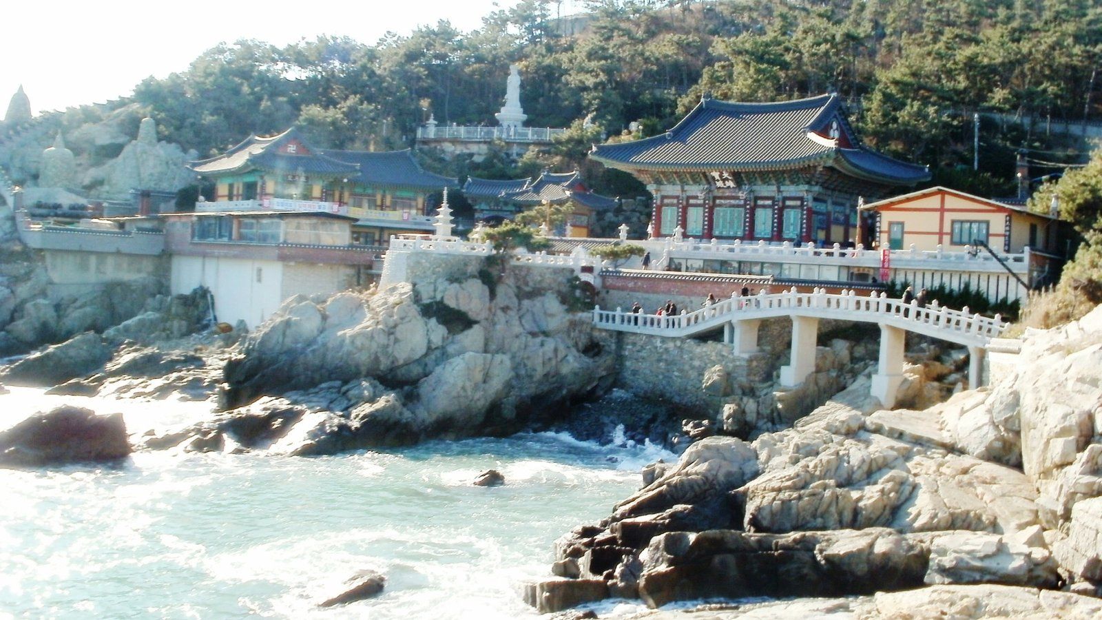 Chùa Haedong Yonggungsa nằm sát mép biển trên những vách đá Busan