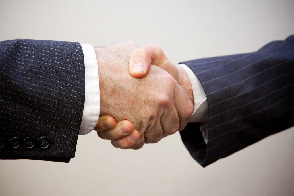 Cái bắt tay trong buổi gặp gỡ kinh doanh tại văn phòng