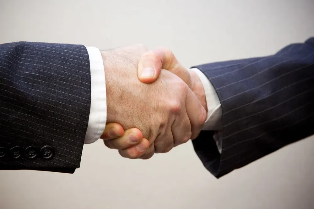 Cái bắt tay trong buổi gặp gỡ kinh doanh tại văn phòng