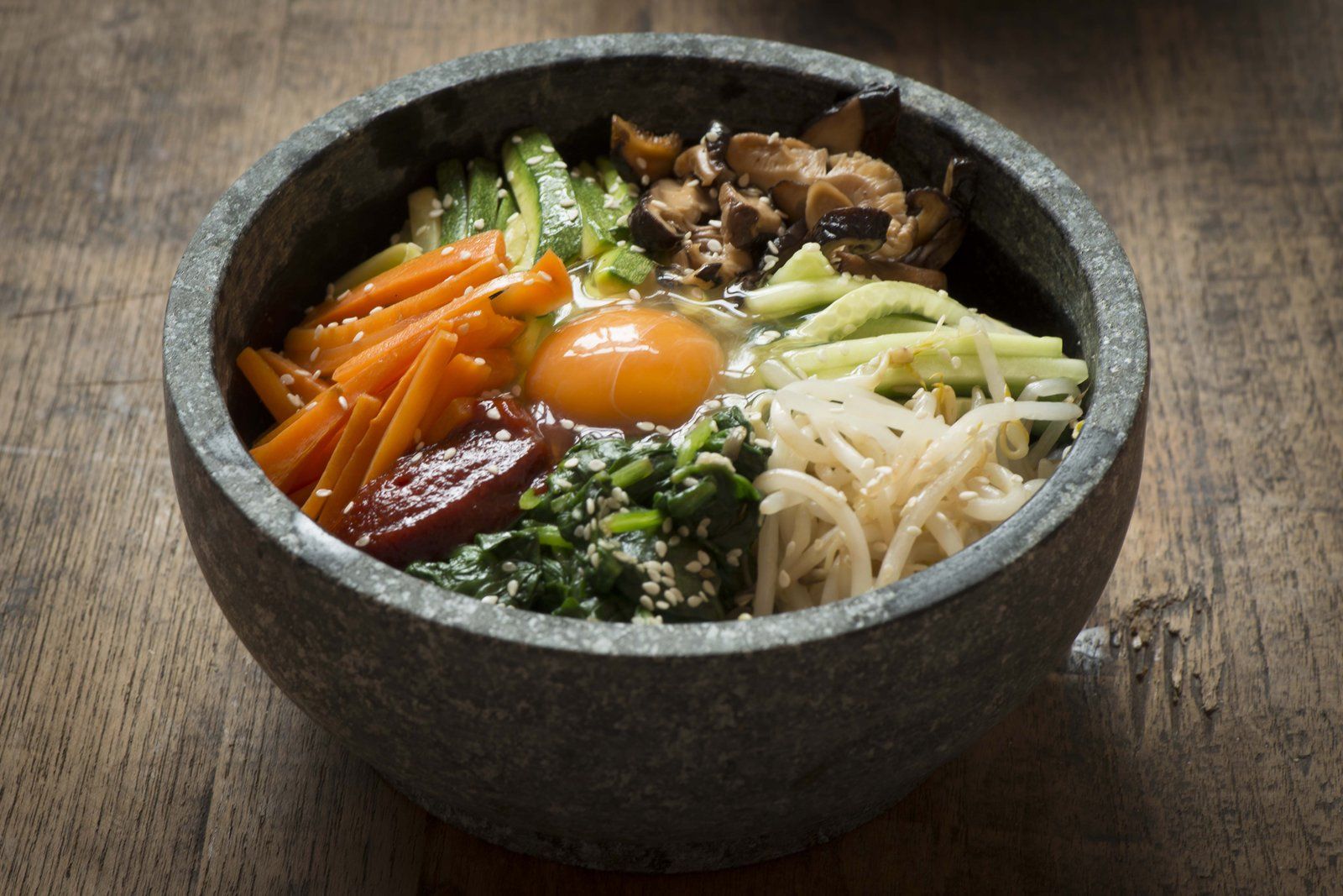 Bibimbap dọn trong tô đá nóng dolsot