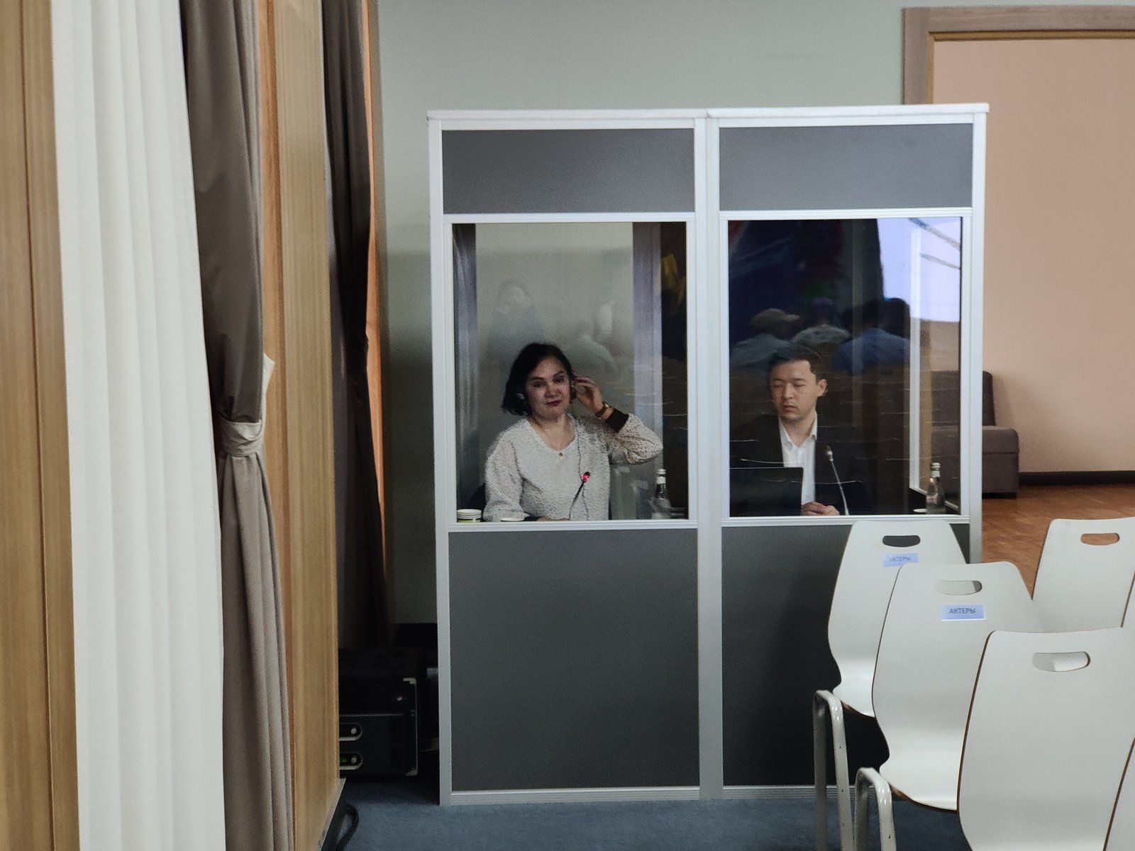 Cabin phiên dịch hội nghị với tai nghe và micro