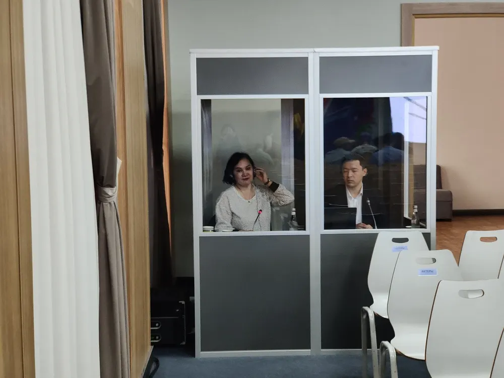 Cabin phiên dịch hội nghị với tai nghe và micro