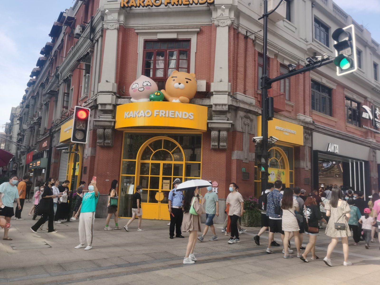 Cửa hàng Kakao Friends với các nhân vật khổng lồ