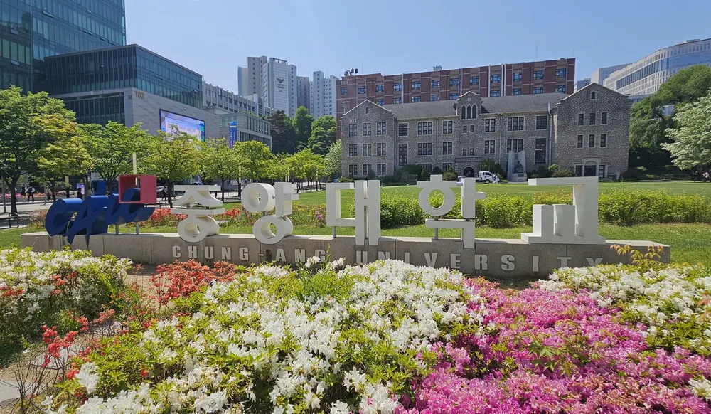 Khu vườn và toà nhà cùng biểu tượng tên trường tại campus Seoul của ĐH Chung-Ang