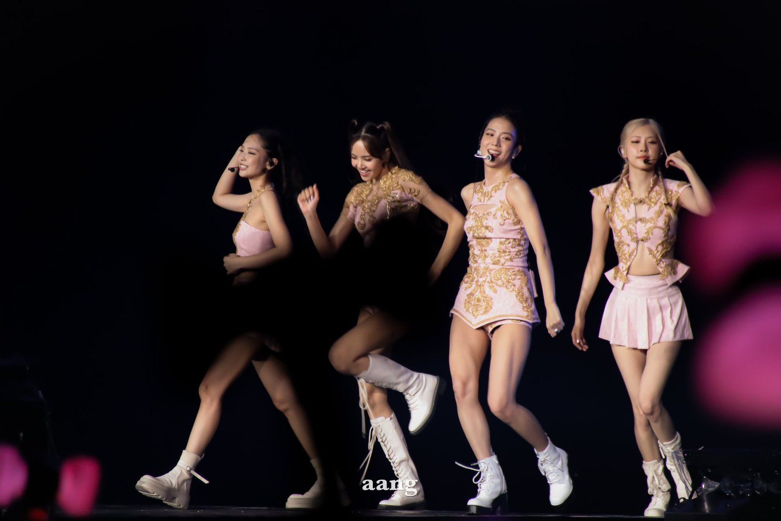 BLACKPINK trình diễn vũ đạo trên sân khấu