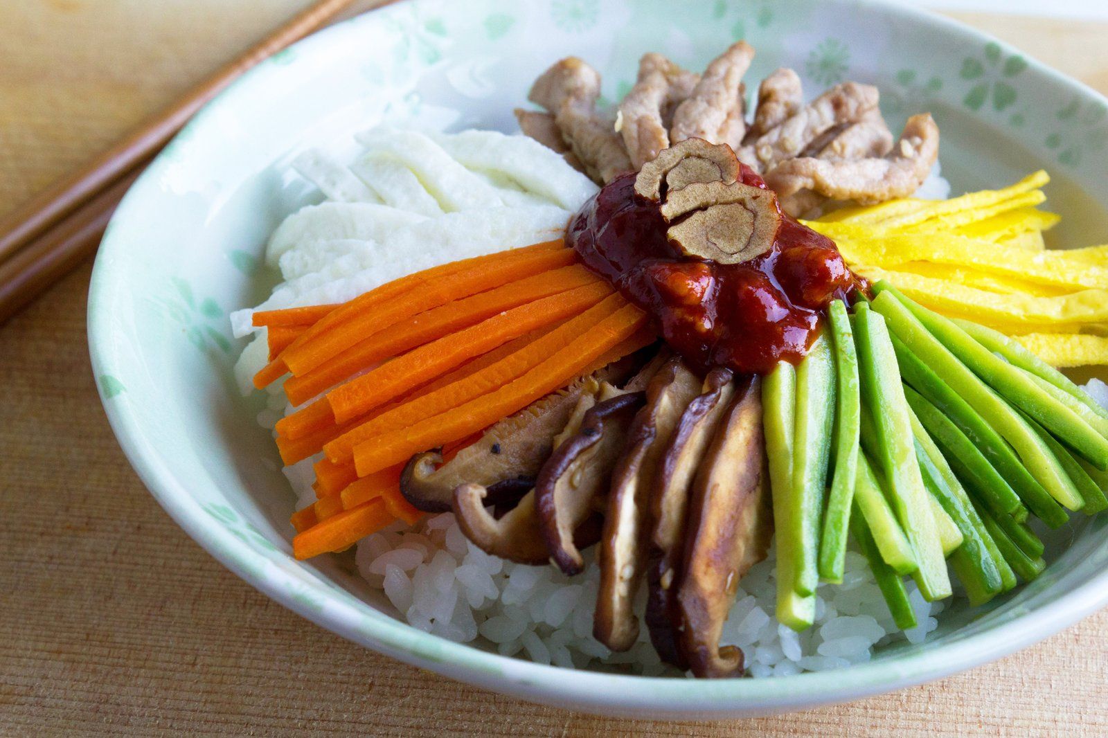 Tô bibimbap đầy đặn tại một nhà hàng Hàn