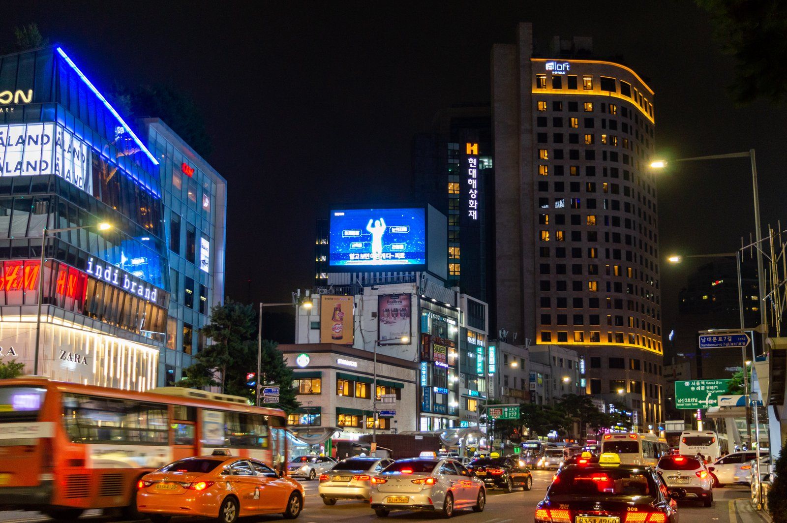 Phố mua sắm Myeongdong đông đúc với biển hiệu rực rỡ về đêm