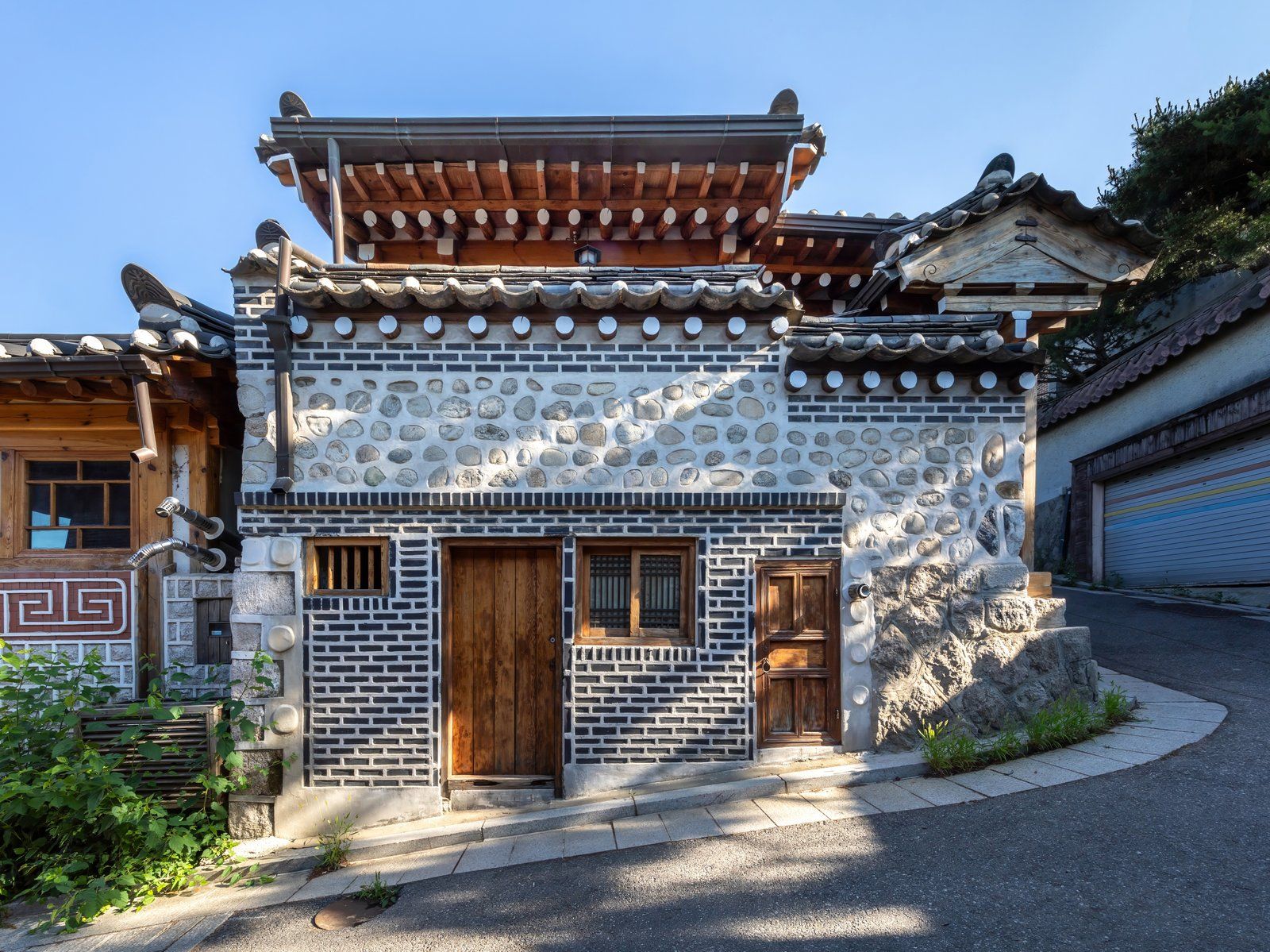 Ngôi nhà hanok truyền thống ở Bukchon với mái ngói cong, tường đá và cửa gỗ