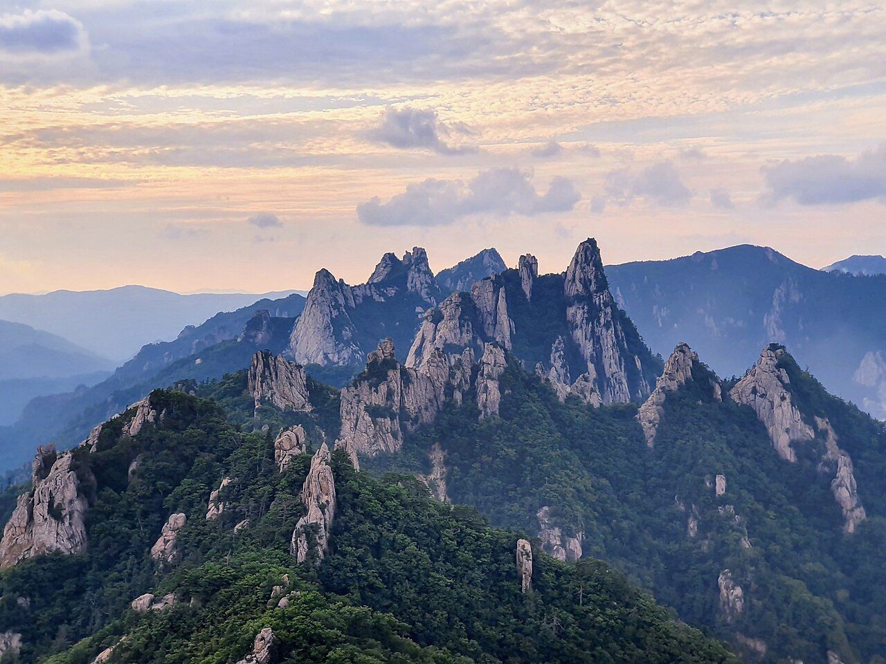 Sống núi Khủng Long (Dinosaur Ridge) ở Seoraksan