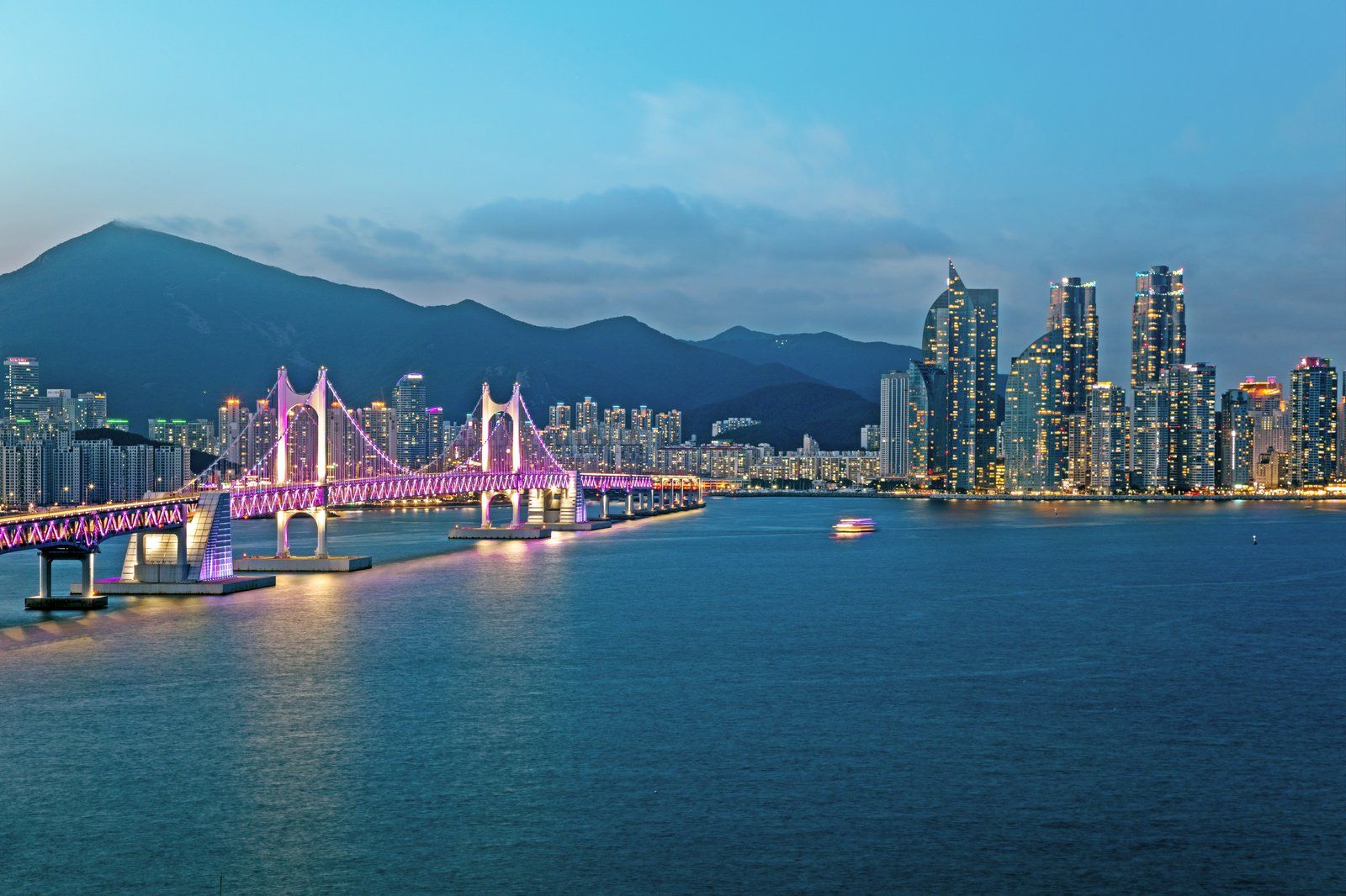 Cầu Gwangan thắp đèn rực rỡ bắc ngang vịnh biển Busan ban đêm