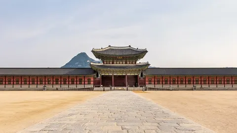Cổng Heungnyemun (흥례문) trong cung Cảnh Phúc (경복궁) Seoul, biển tên treo bằng chữ Hán — di sản chung của vùng văn hoá Hán