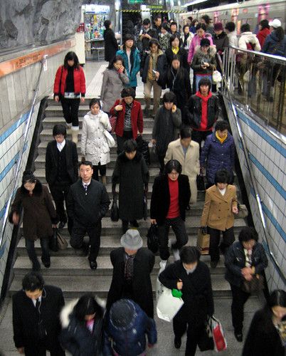 Dòng người chen chúc trên thang cuốn trong một ga tàu điện ngầm Seoul