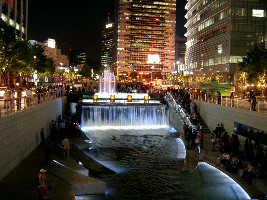 Suối Cheonggyecheon và dòng người dạo bộ giữa Seoul về đêm