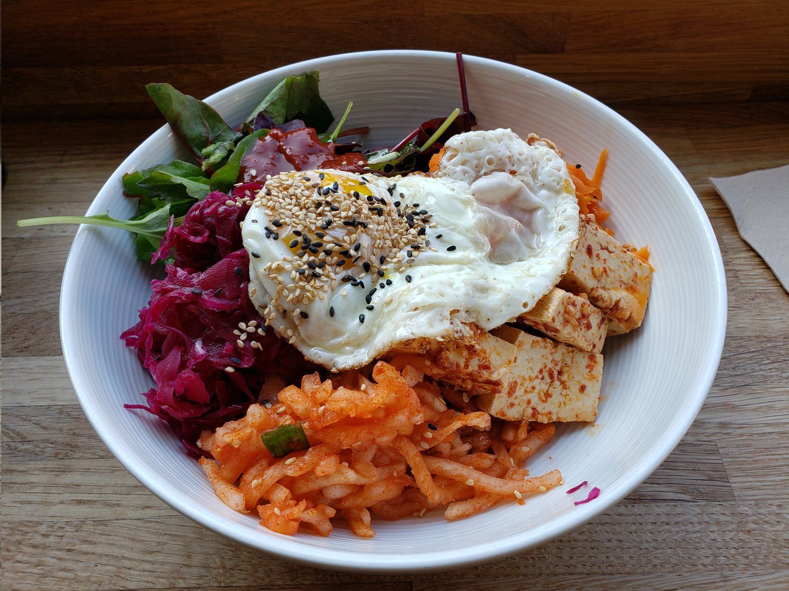 Tô bibimbap đã trộn đều chuyển sắc cam đỏ
