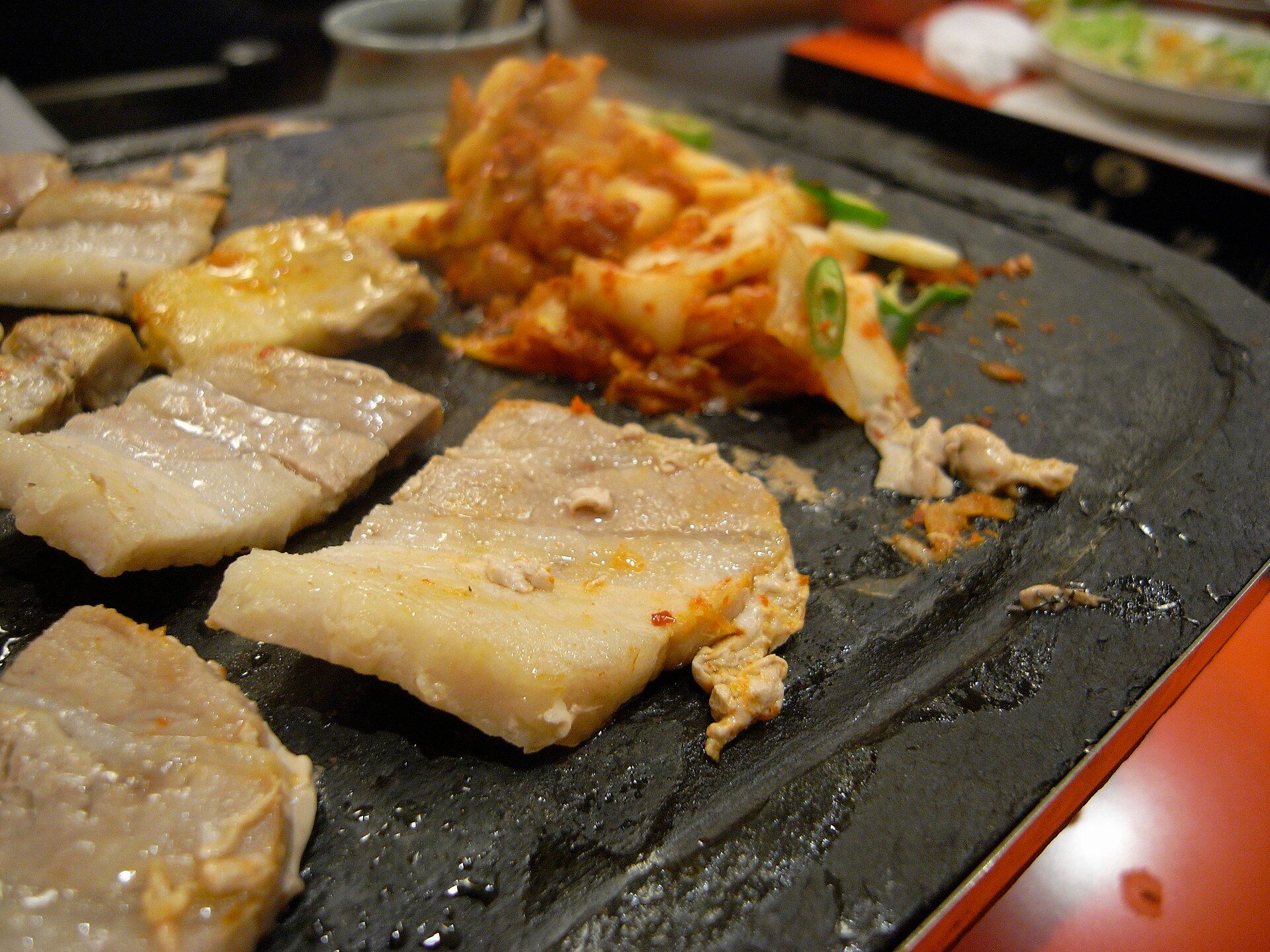 Bàn thịt nướng ba chỉ (삼겹살) Hàn Quốc — khung cảnh quen của một buổi 회식