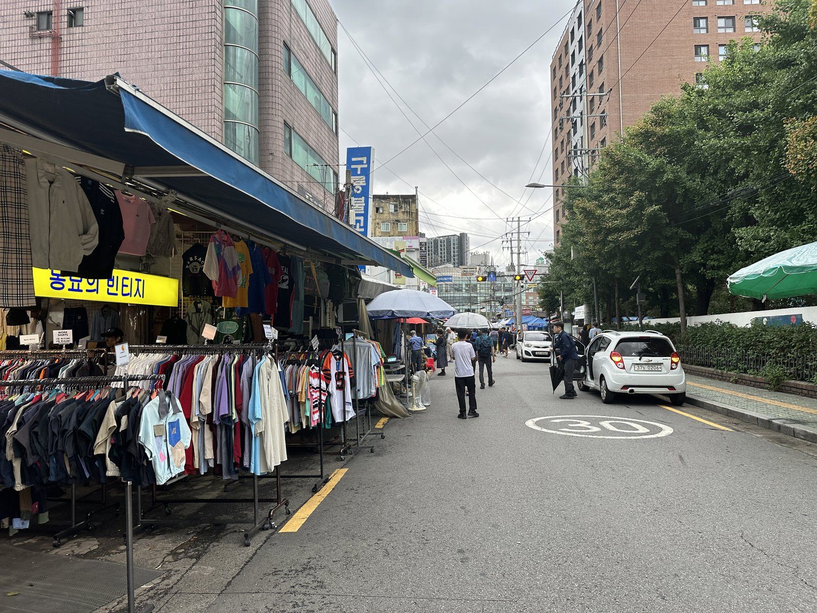 Chợ trời Dongmyo với những sạp quần áo cũ ven đường