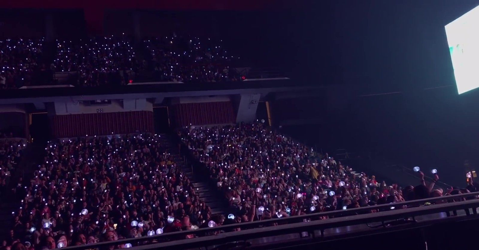 Biển ánh sáng ARMY trong một đêm concert của BTS