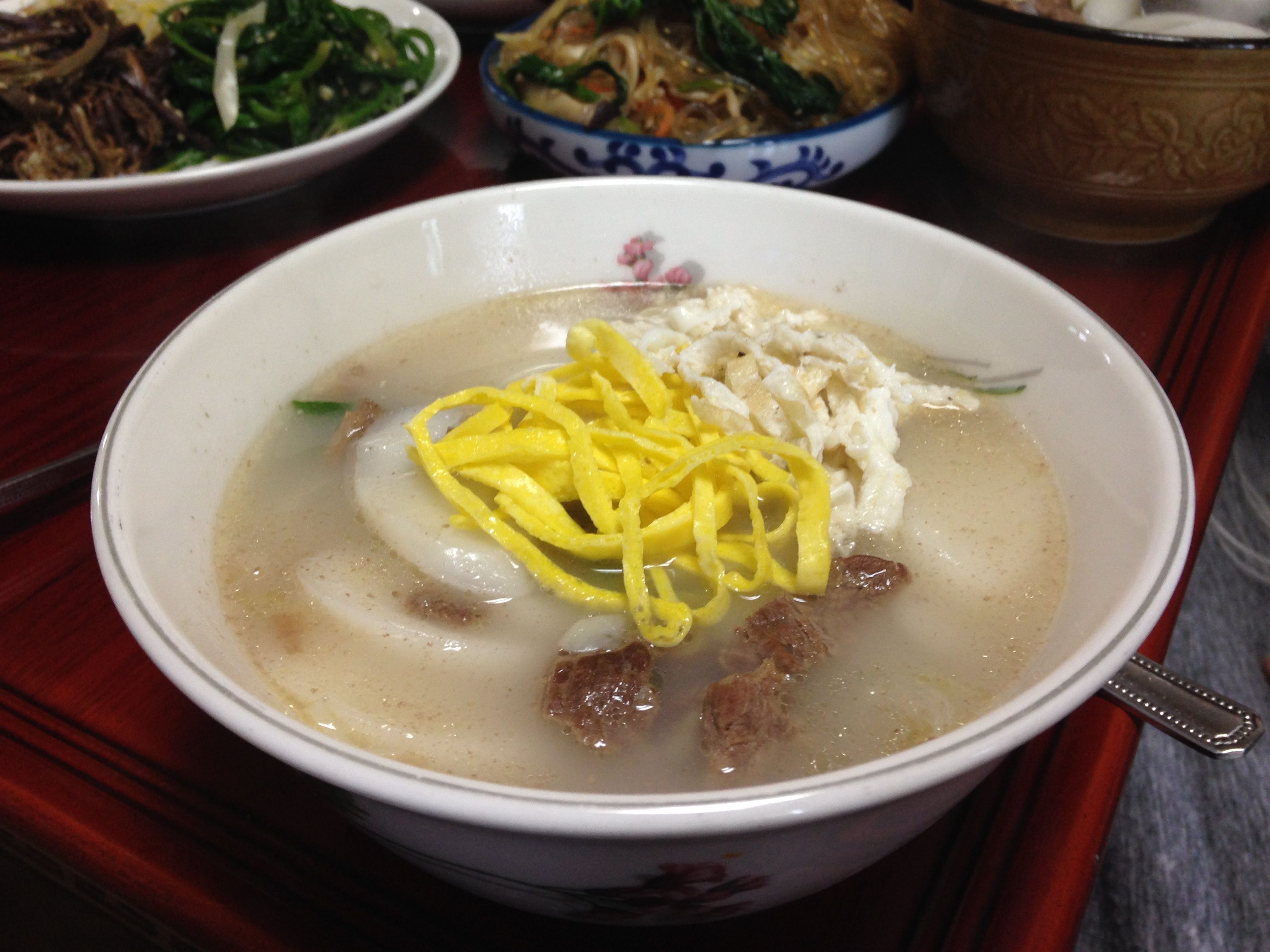 Bát canh bánh gạo tteokguk ăn ngày Seollal