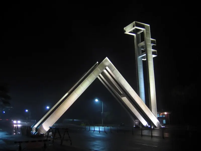 Cổng chính biểu tượng của Đại học Quốc gia Seoul lên đèn về đêm
