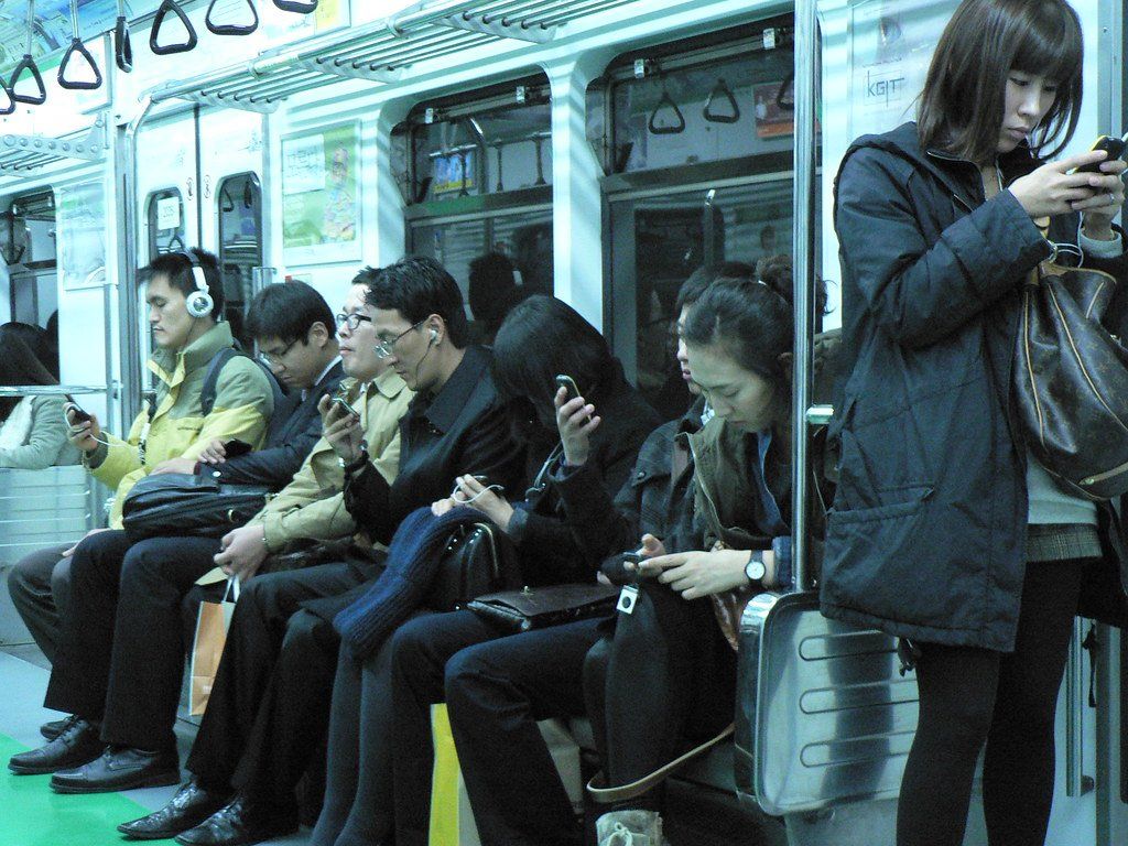 Hành khách trên tàu điện ngầm Seoul ai nấy đều dán mắt vào điện thoại