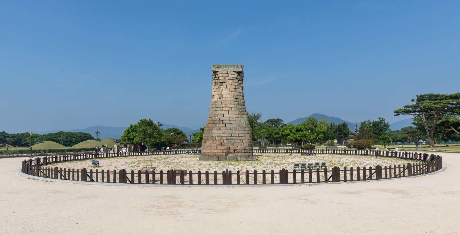 Đài thiên văn đá Cheomseongdae hình chai giữa cánh đồng Gyeongju