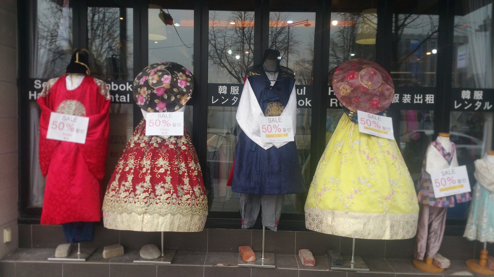 Cửa hiệu cho thuê hanbok với hàng loạt tà áo nhiều màu trưng trong tủ kính