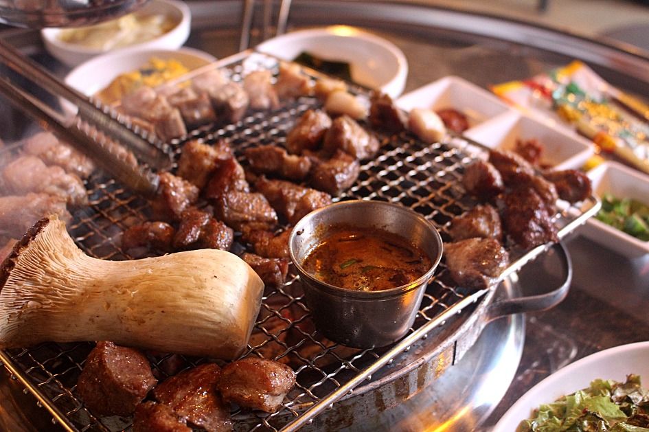 Thịt nướng Hàn Quốc trên vỉ — samgyeopsal và các món ăn kèm, biểu tượng văn hoá ẩm thực Hàn
