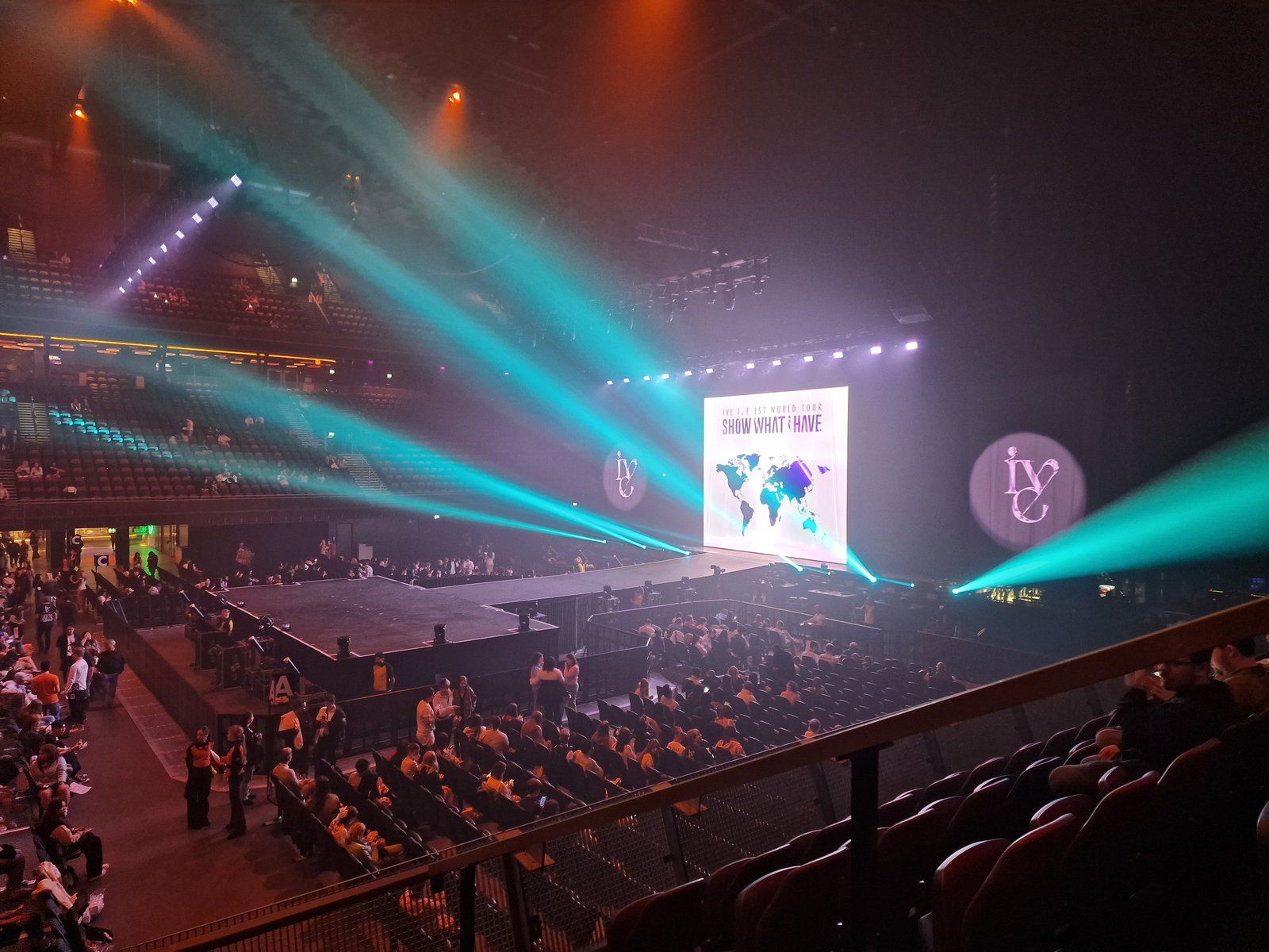 Khán đài chật kín và ánh đèn sân khấu trong một concert K-pop