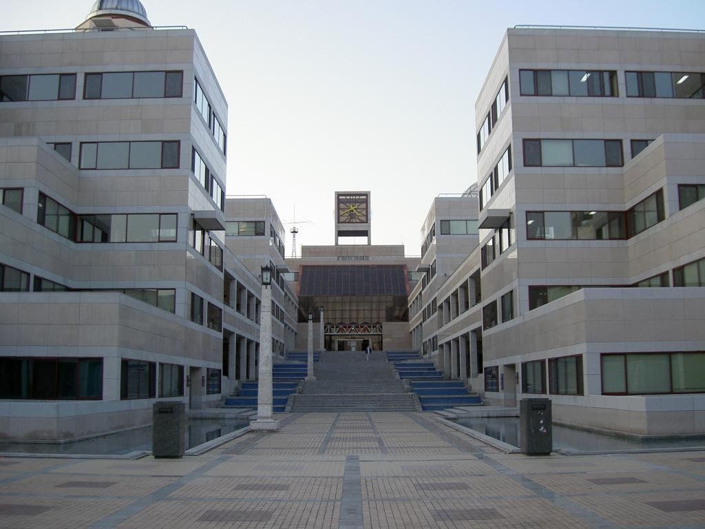 Quảng trường và dãy toà nhà học thuật trong khuôn viên ĐH Công nghệ Pohang (POSTECH)