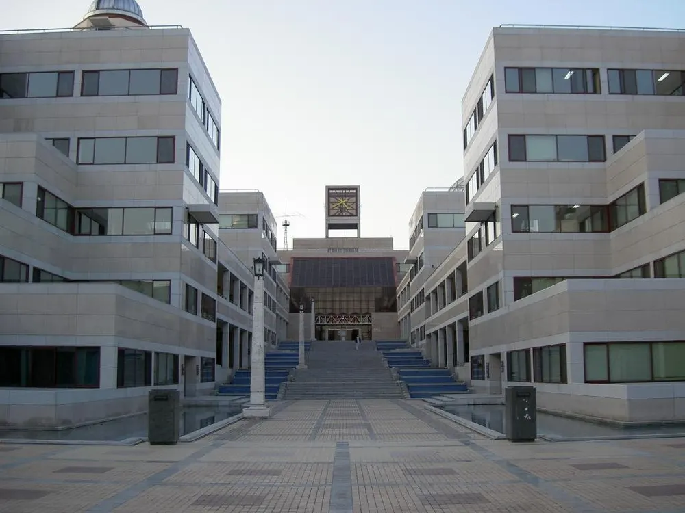 Quảng trường và dãy toà nhà học thuật trong khuôn viên ĐH Công nghệ Pohang (POSTECH)