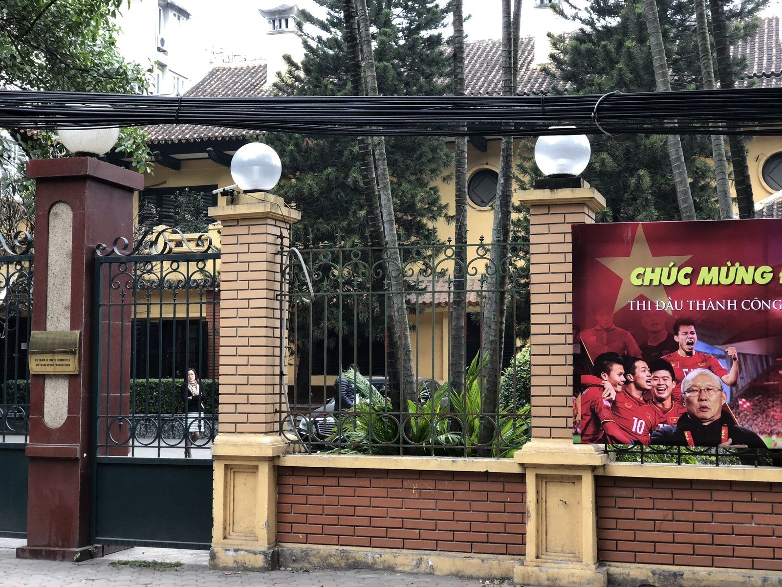 Băng-rôn chúc mừng đội tuyển treo trên phố Hà Nội