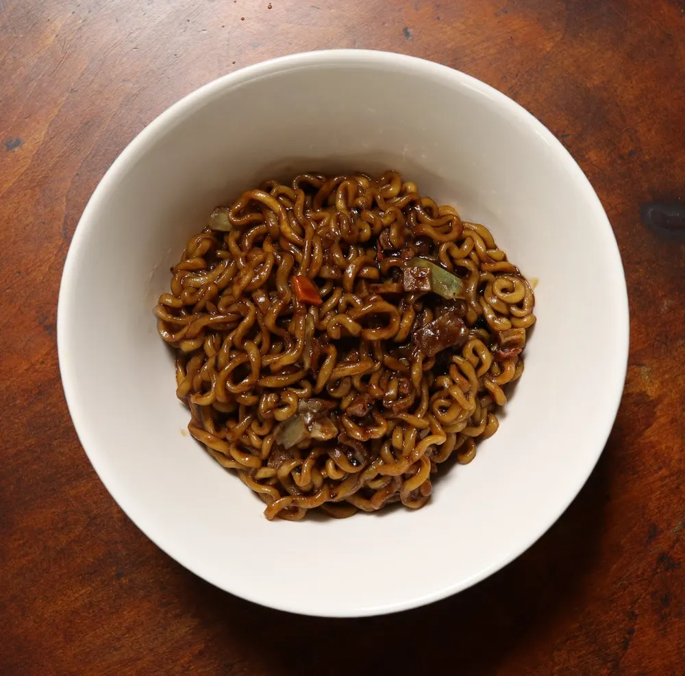 Tô mì tương đen Chapagetti 짜파게티 bóng sốt nâu đậm