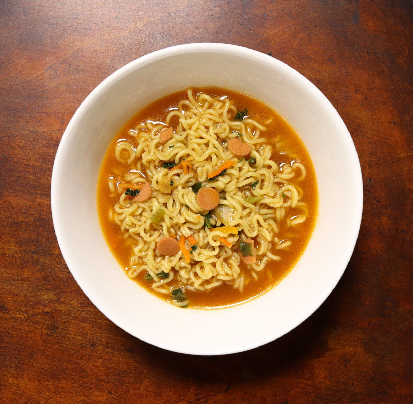Tô mì Samyang 삼양라면 nước dùng với lát xúc xích