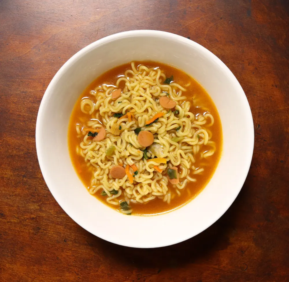 Tô mì Samyang 삼양라면 nước dùng với lát xúc xích