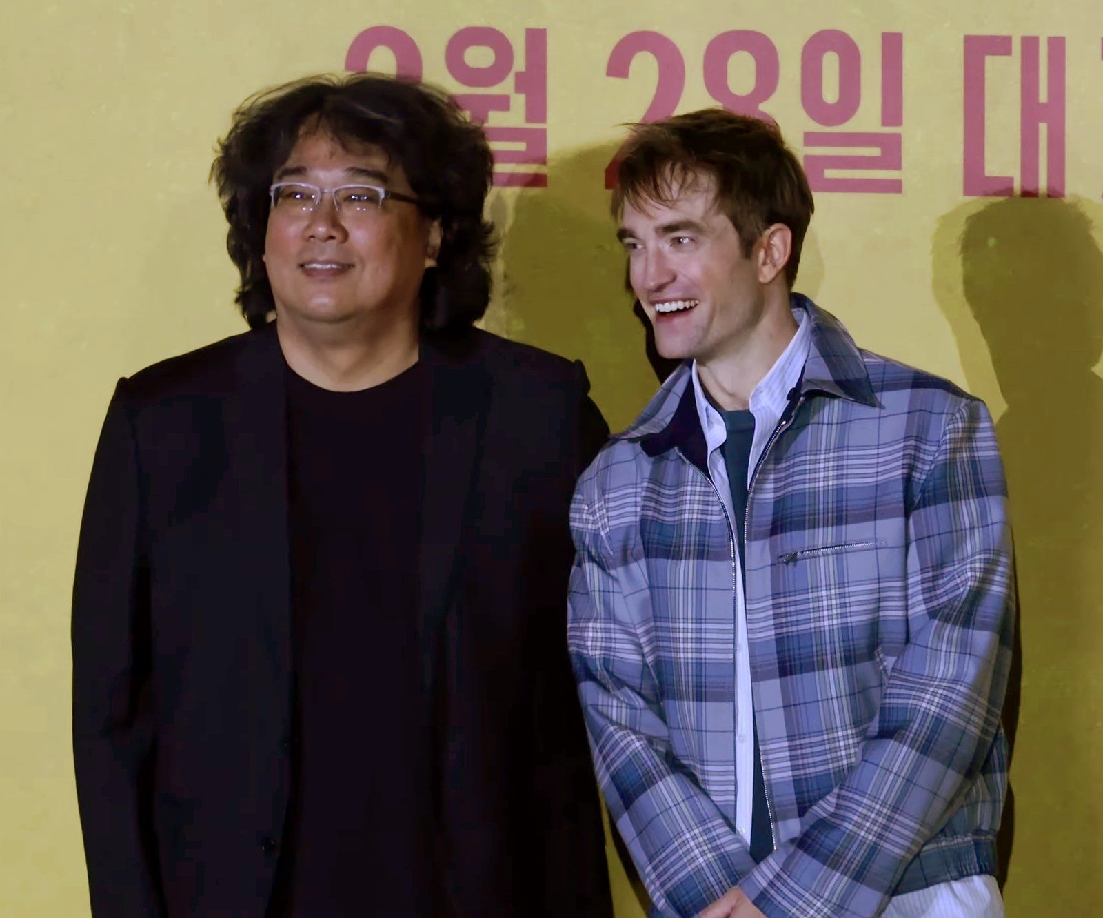 Bong Joon-ho và Robert Pattinson tại sự kiện quảng bá Mickey 17 ở Hàn Quốc