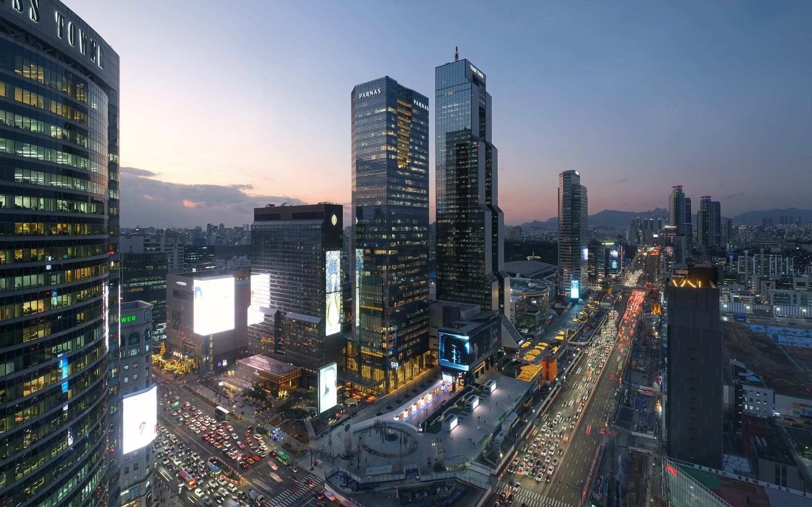 Khu cao ốc văn phòng dọc đại lộ Teheran-ro ở Gangnam, Seoul lúc hoàng hôn
