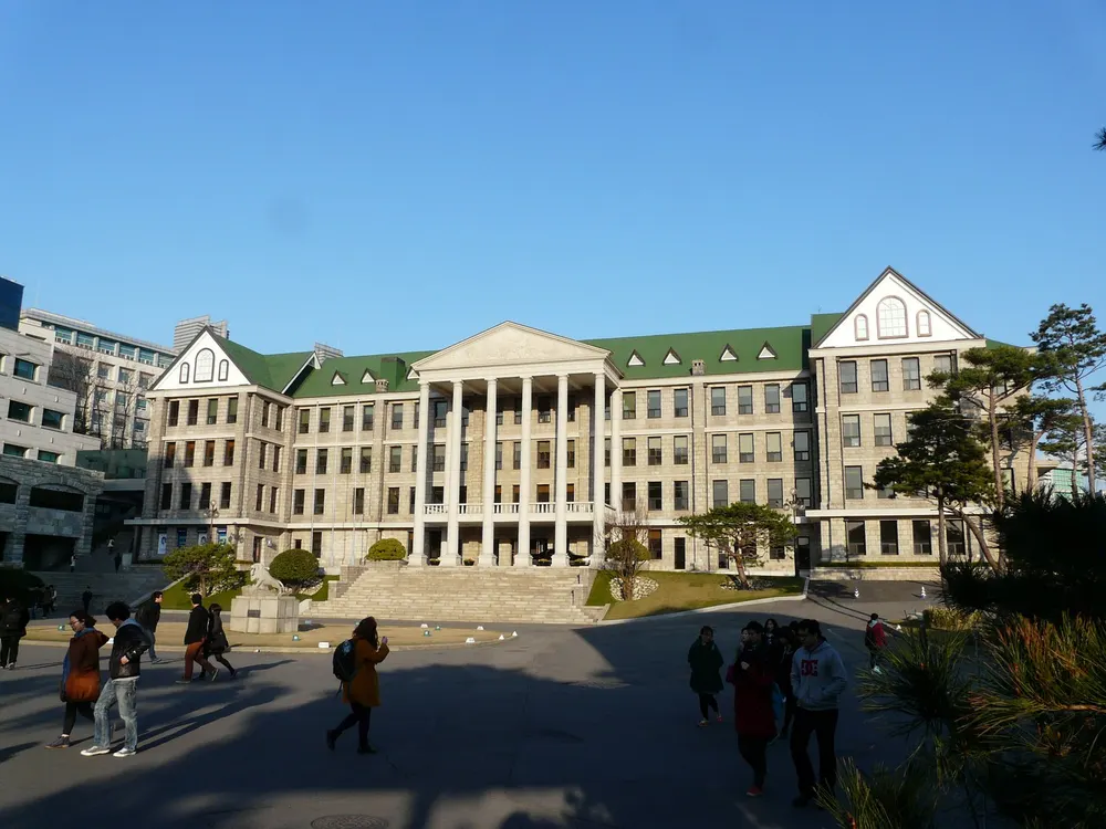 Toà nhà chính của ĐH Hanyang tại campus Seoul với sinh viên qua lại phía trước