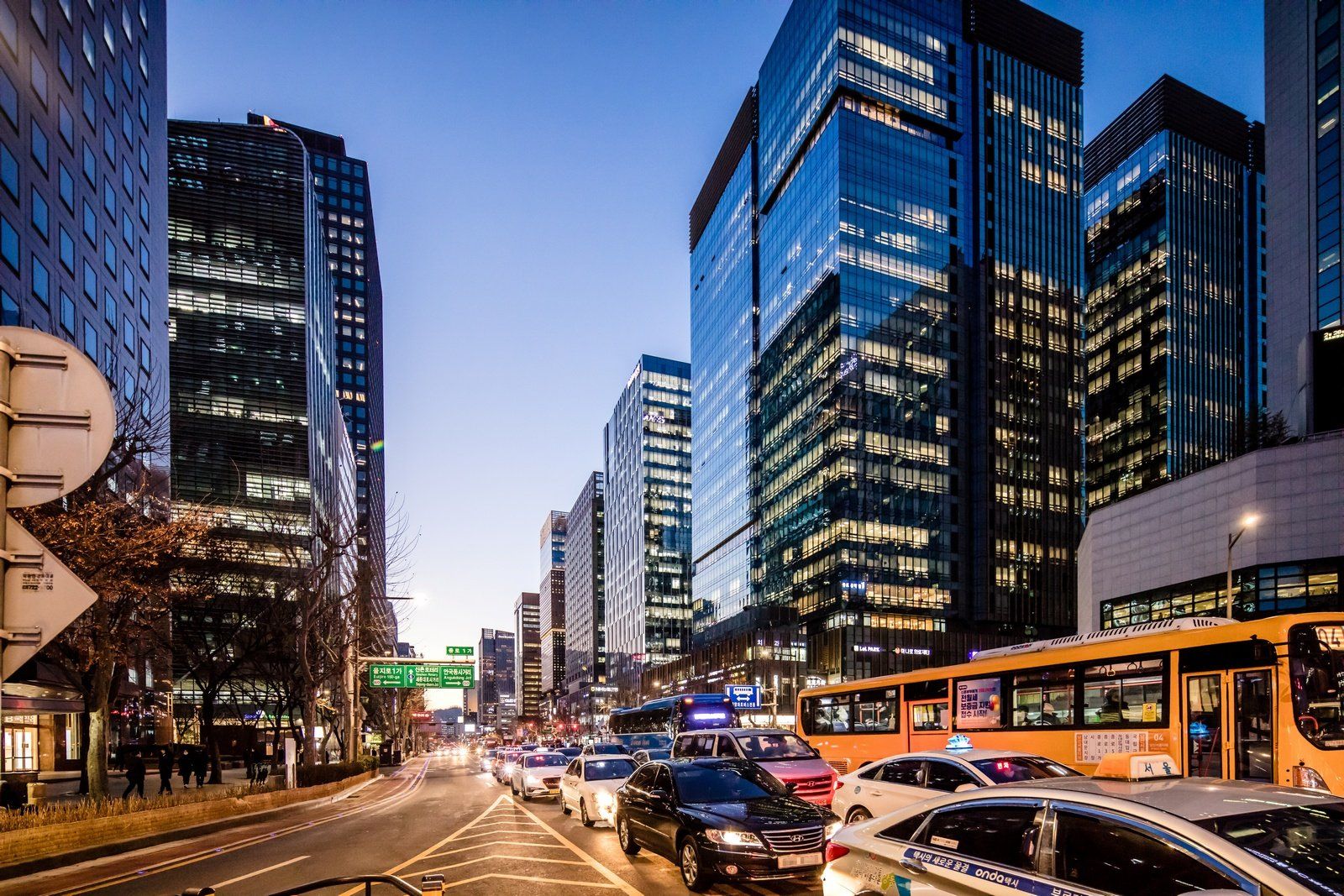 Phố Jongno ở trung tâm Seoul lúc chiều buông, đèn đường bắt đầu lên