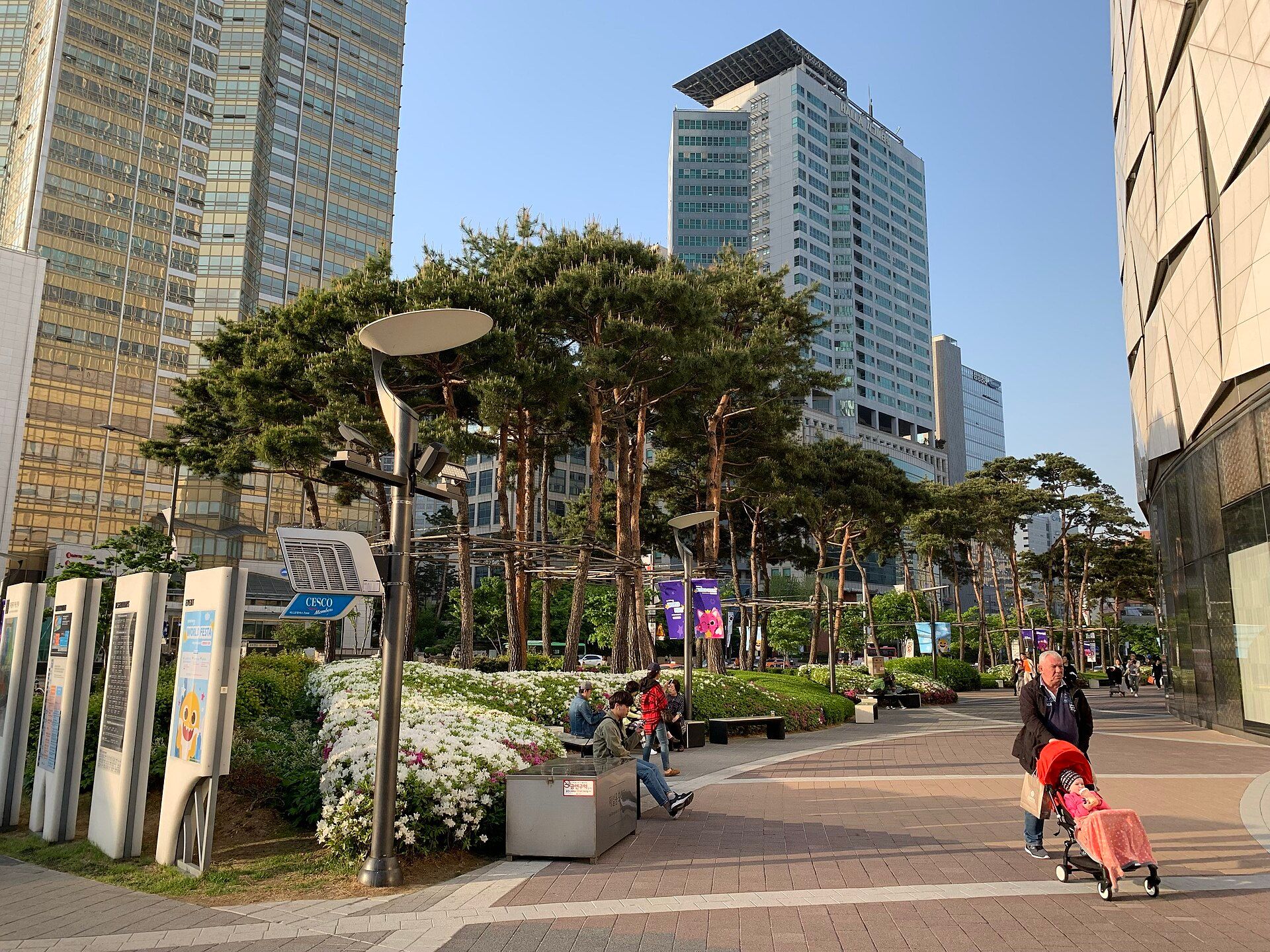 Quảng trường tại khu phức hợp Lotte World ở Seoul, xung quanh là các cao ốc của tập đoàn Lotte