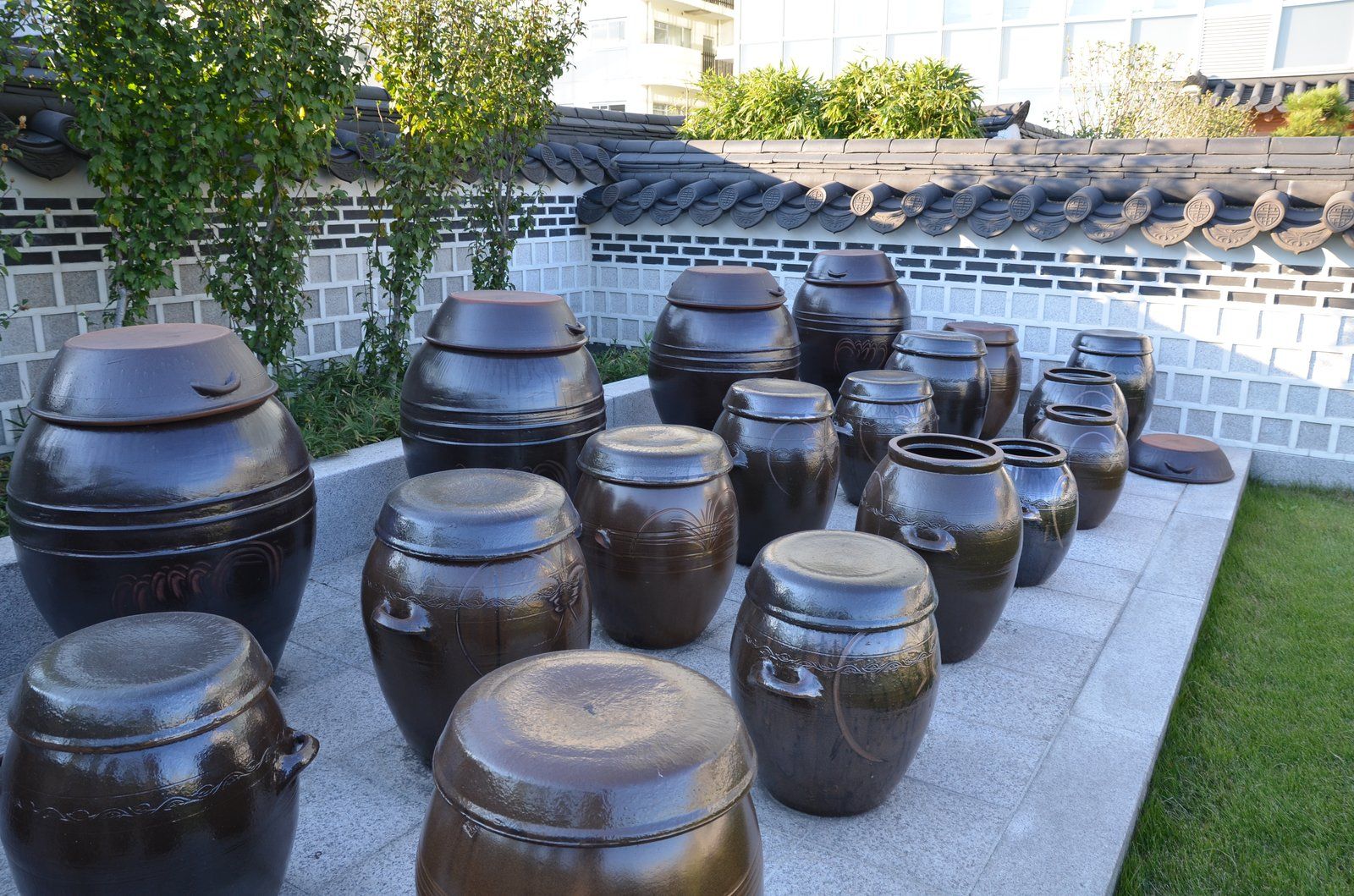 Dãy hũ sành onggi truyền thống