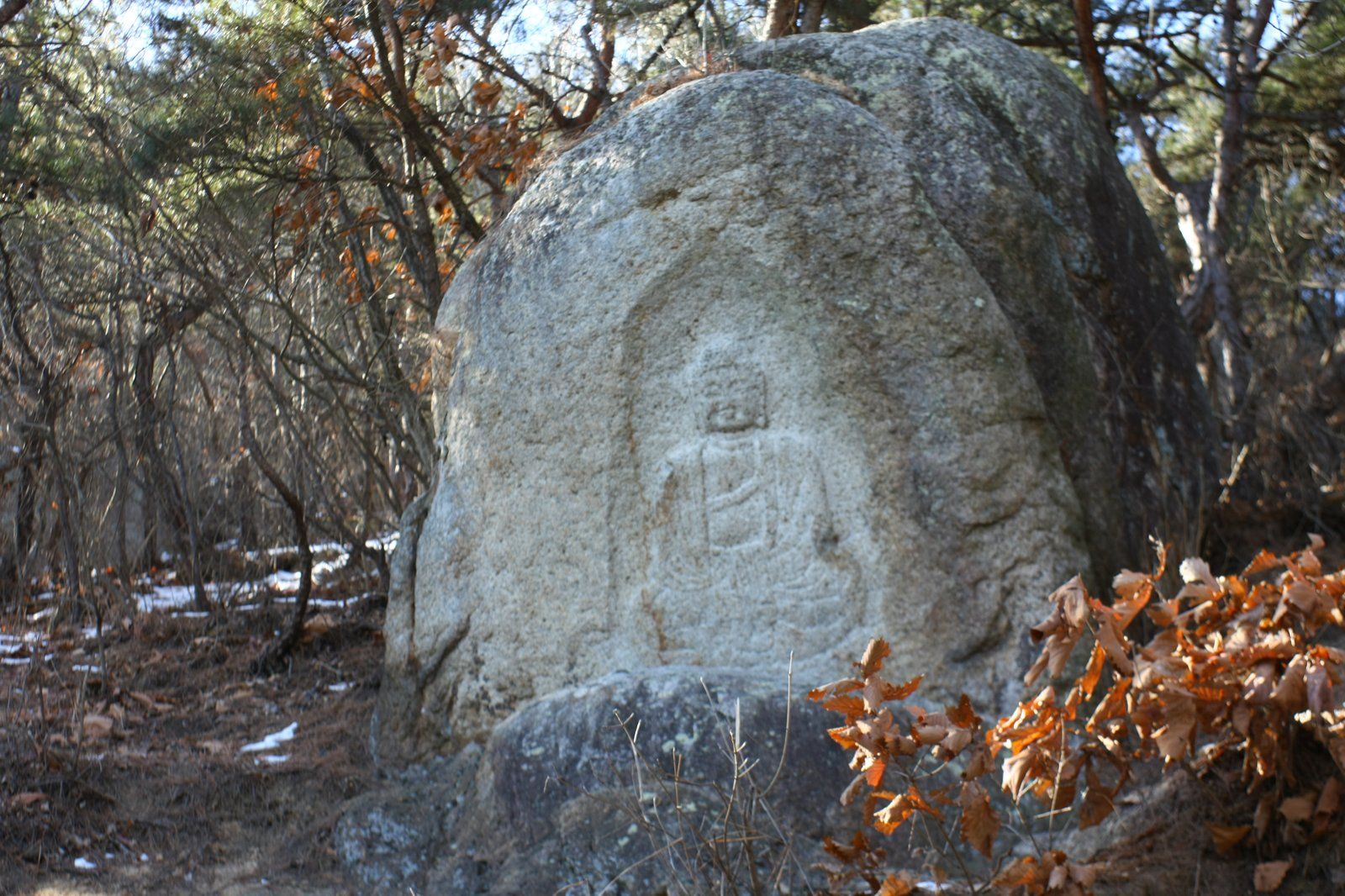 Tượng Phật đá cổ tạc trên núi Namsan ở Gyeongju
